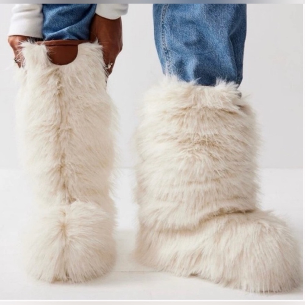 Free People Apres All Day Faux Fur Boots new without box